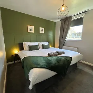 Villa The School House, 3 Bed With Tv's In Rooms, 2 Double And One Queen Size Where The Bed Be Split Into 2 Twin Beds, 2 Bathrooms, Fully Equipped Kitchen, Free Off Street Parking, Wifi, Long Rates Available With Honeycomb Hosts, Broughty Ferry